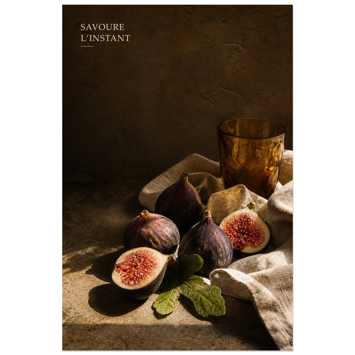 Affiche photo Figues et verre ambré - Savoure l’instant, photographie culinaire éditoriale en clair-obscur verticale, format 30 × 45 cm