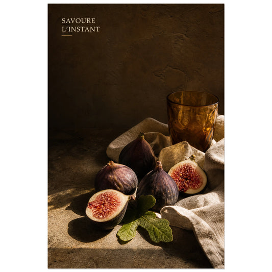 Affiche photo Figues et verre ambré - Savoure l’instant, photographie culinaire éditoriale en clair-obscur verticale, format 30 × 45 cm