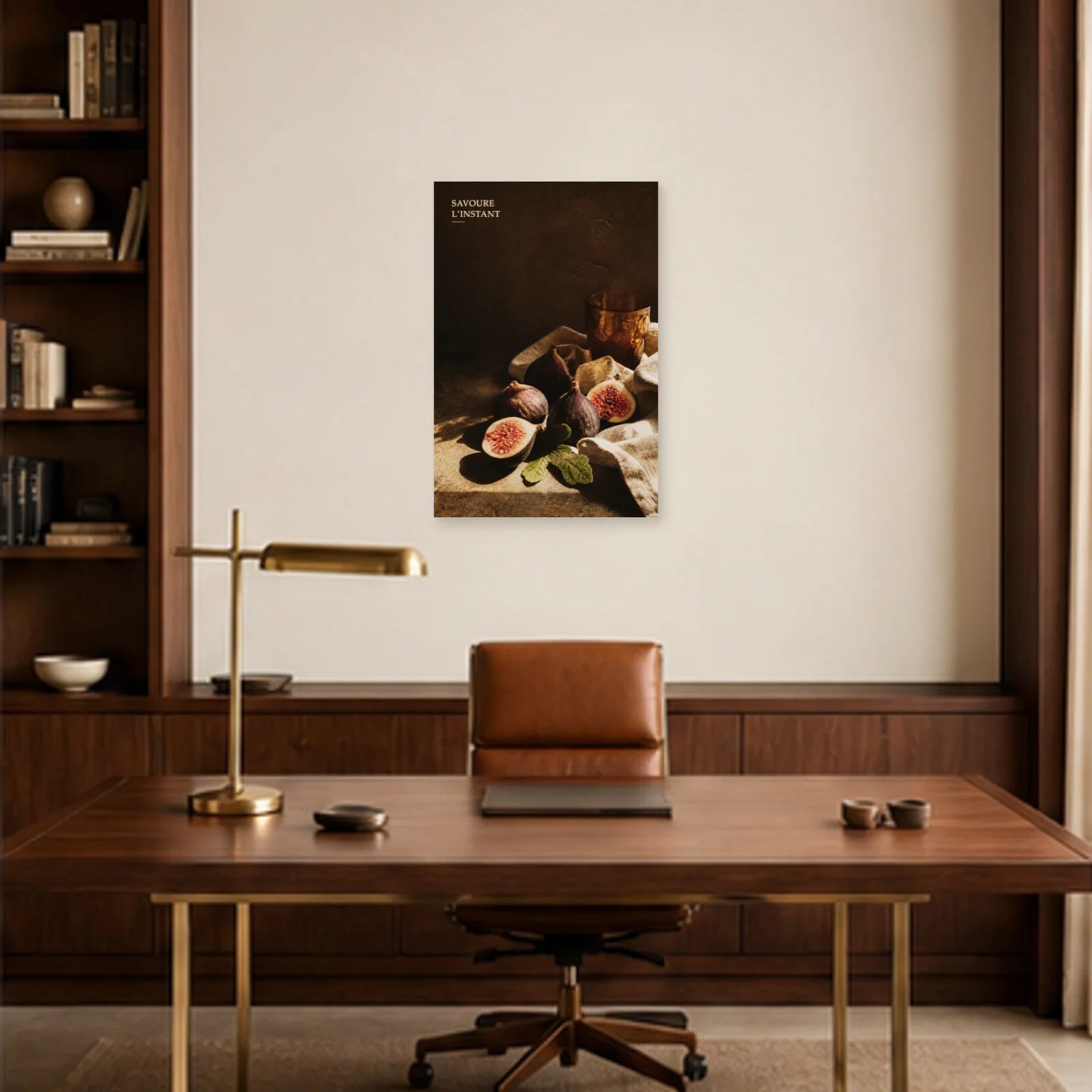 Affiche photo Figues et verre ambré - Savoure l’instant dans un bureau - Art Virtuoso