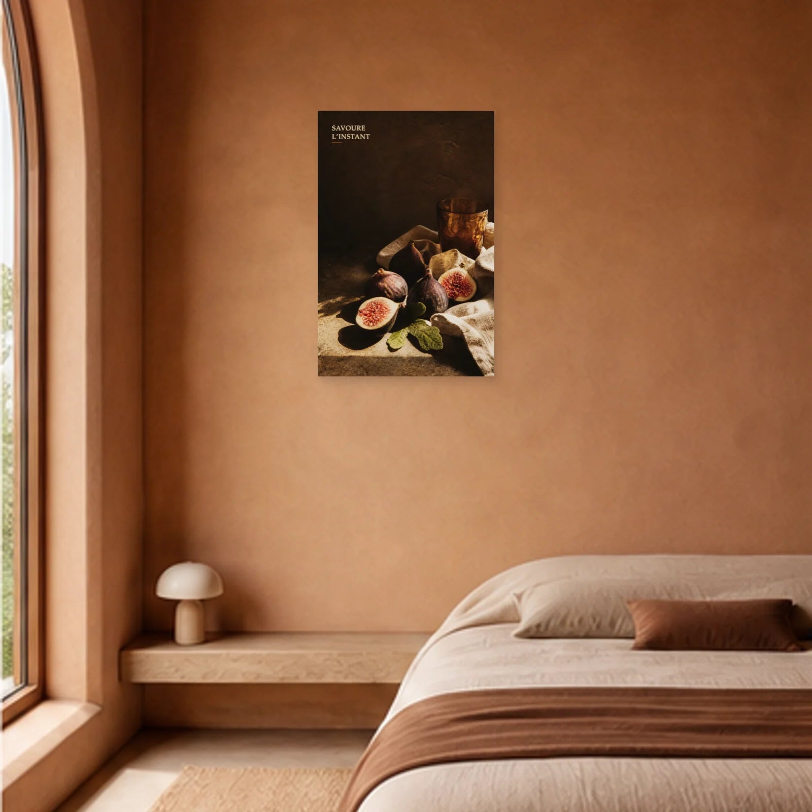 Affiche photo Figues et verre ambré - Savoure l’instant dans une chambre - Art Virtuoso
