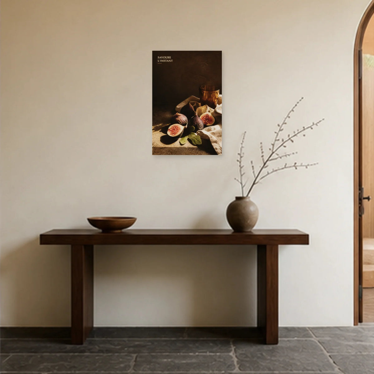 Affiche photo Figues et verre ambré - Savoure l’instant dans une entrée ou un couloir - Art Virtuoso