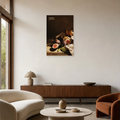 Affiche photo Figues et verre ambré - Savoure l’instant dans un salon - Art Virtuoso