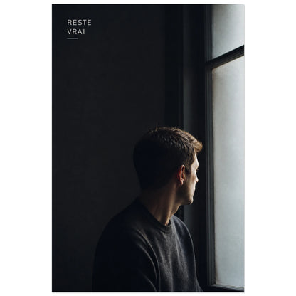 Affiche photo Homme à la fenêtre - Reste vrai, portrait photographique masculin intimiste en clair-obscur verticale, format 30 × 45 cm