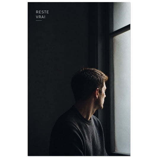 Affiche photo Homme à la fenêtre - Reste vrai, portrait photographique masculin intimiste en clair-obscur verticale, format 30 × 45 cm