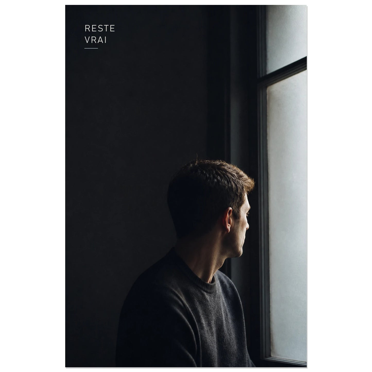 Affiche photo Homme à la fenêtre - Reste vrai, portrait photographique masculin intimiste en clair-obscur verticale, format 40 × 60 cm