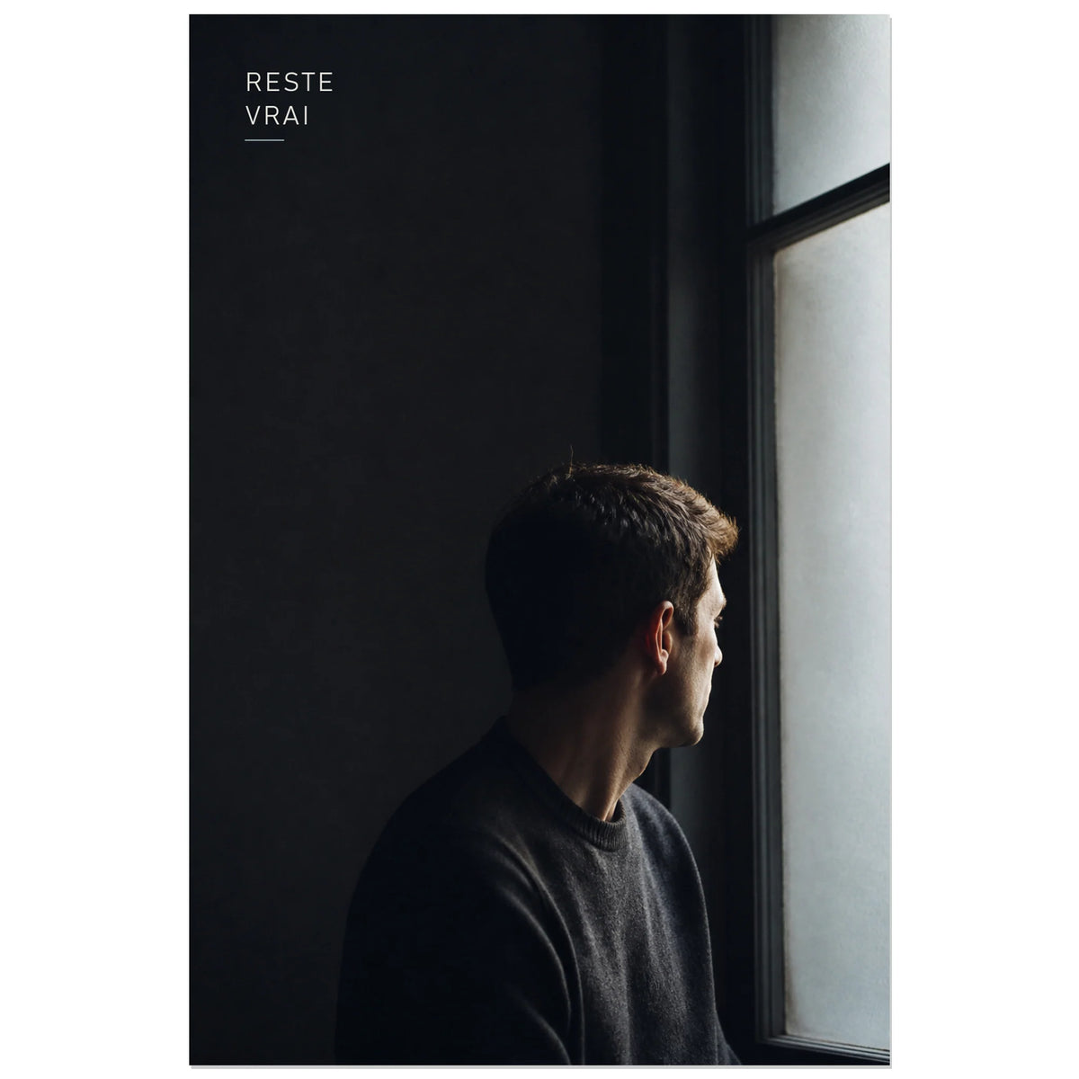 Affiche photo Homme à la fenêtre - Reste vrai, portrait photographique masculin intimiste en clair-obscur verticale, format 60 × 90 cm
