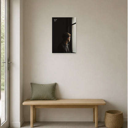 Affiche photo Homme à la fenêtre - Reste vrai dans une entrée ou un couloir - Art Virtuoso