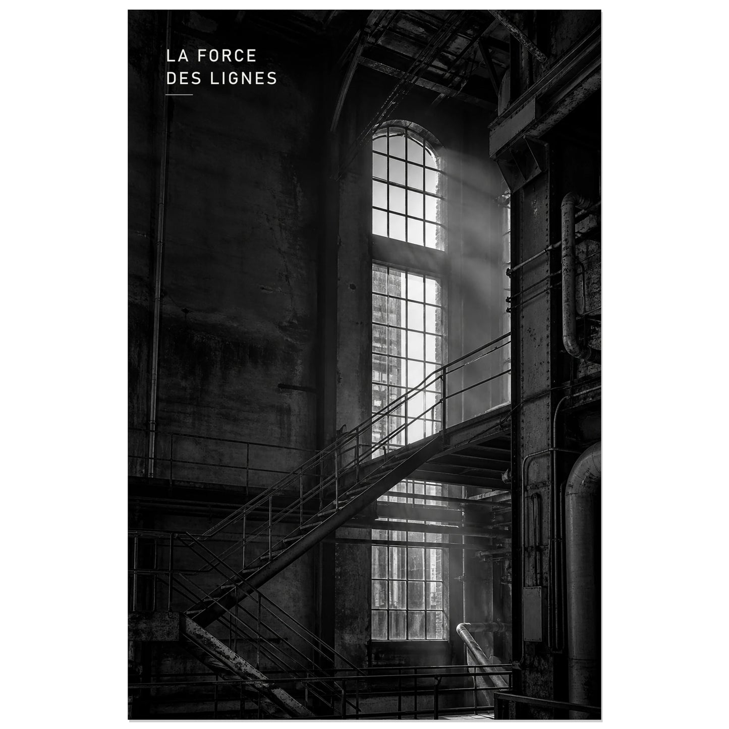 Affiche photo Architecture industrielle en noir et blanc - La force des lignes, photographie d’architecture industrielle monochrome, sombre et structurée verticale, format 30 × 45 cm