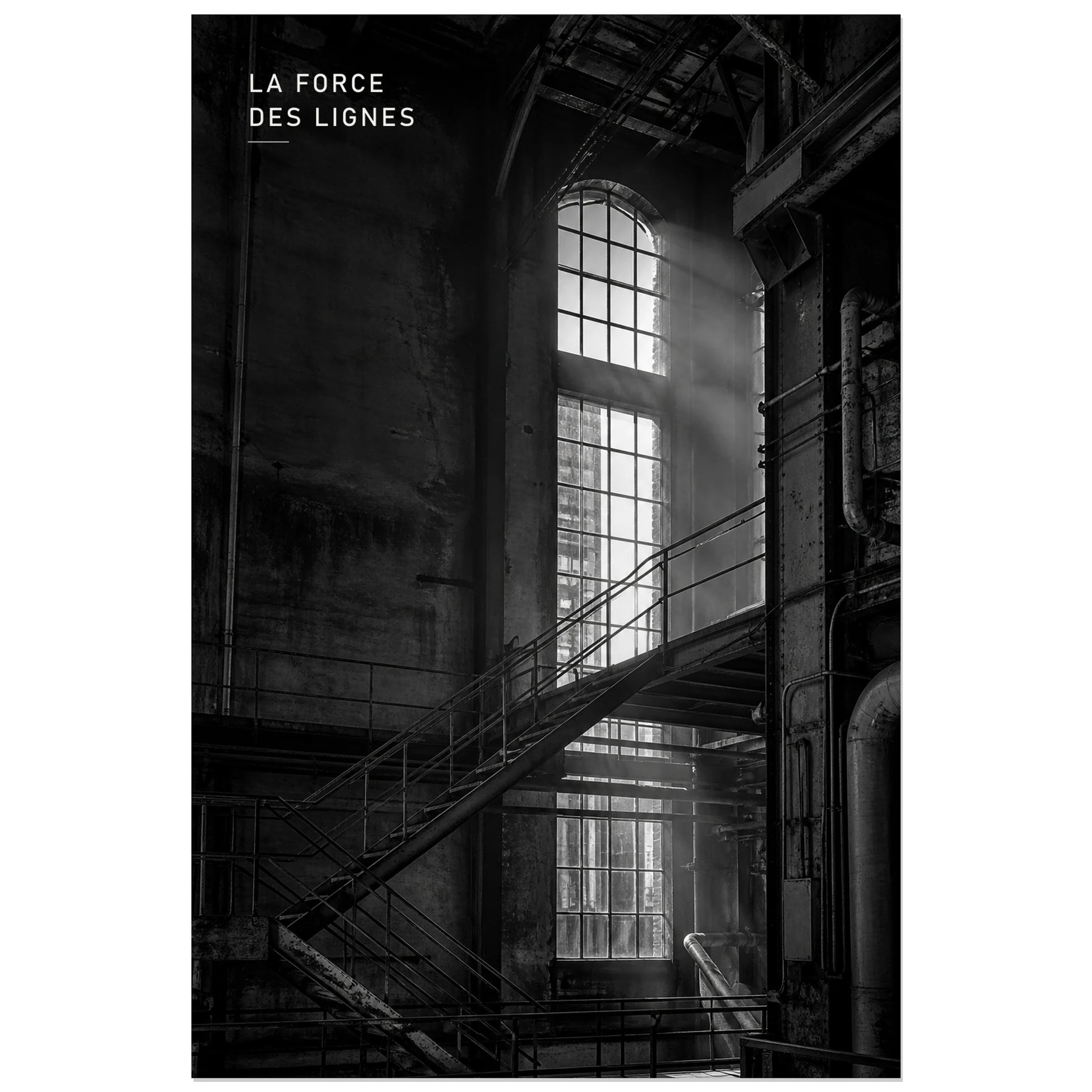 Affiche photo Architecture industrielle en noir et blanc - La force des lignes, photographie d’architecture industrielle monochrome, sombre et structurée verticale, format 30 × 45 cm