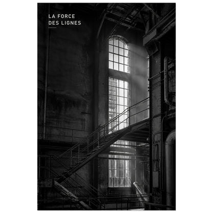 Affiche photo Architecture industrielle en noir et blanc - La force des lignes, photographie d’architecture industrielle monochrome, sombre et structurée verticale, format 30 × 45 cm