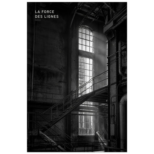 Affiche photo Architecture industrielle en noir et blanc - La force des lignes, photographie d’architecture industrielle monochrome, sombre et structurée verticale, format 30 × 45 cm