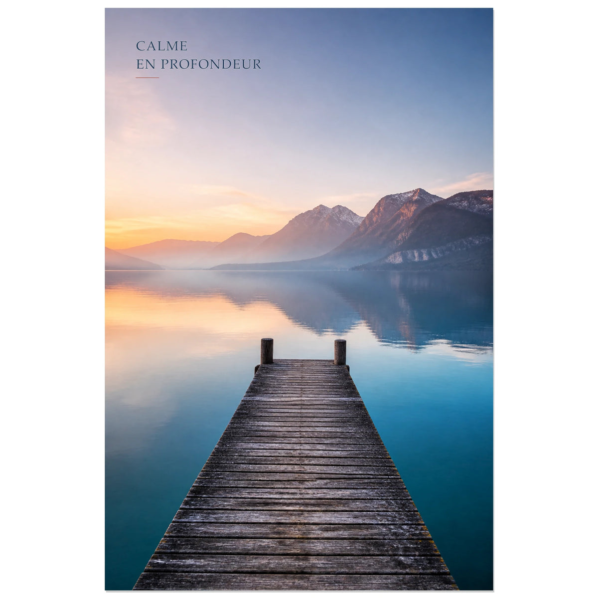 Affiche photo Lac d’Annecy à l’aube - Calme en profondeur, photographie de paysage alpin, sereine et lumineuse verticale, format 30 × 45 cm