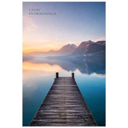 Affiche photo Lac d’Annecy à l’aube - Calme en profondeur, photographie de paysage alpin, sereine et lumineuse verticale, format 30 × 45 cm