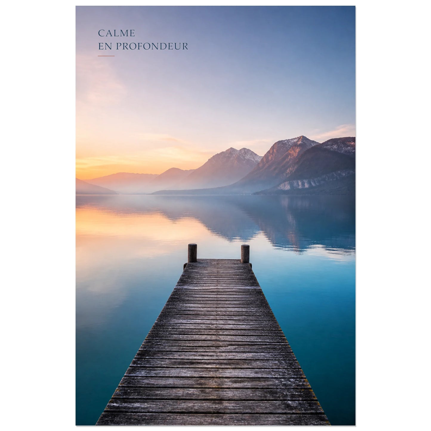 Affiche photo Lac d’Annecy à l’aube - Calme en profondeur, photographie de paysage alpin, sereine et lumineuse verticale, format 60 × 90 cm