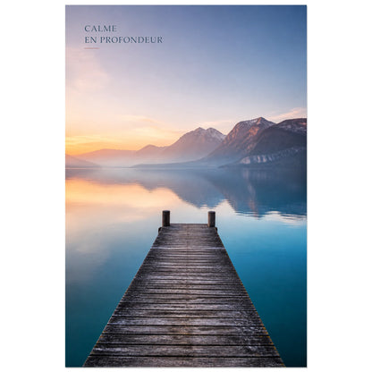 Affiche photo Lac d’Annecy à l’aube - Calme en profondeur, photographie de paysage alpin, sereine et lumineuse verticale, format 60 × 90 cm