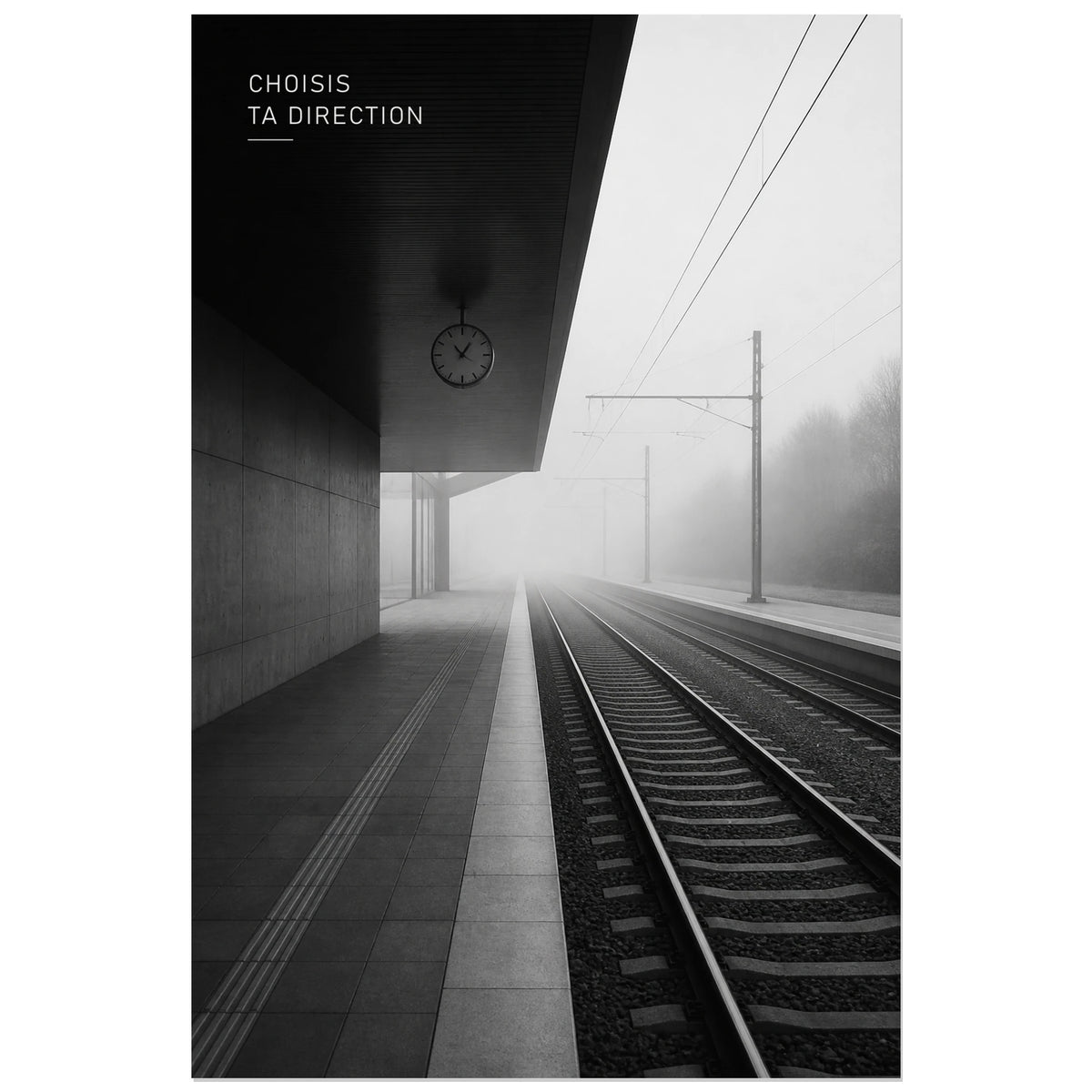 Affiche photo Lignes dans la brume - Choisis ta direction, photographie d’architecture ferroviaire minimaliste en noir et blanc verticale, format 30 × 45 cm
