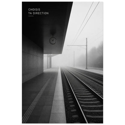 Affiche photo Lignes dans la brume - Choisis ta direction, photographie d’architecture ferroviaire minimaliste en noir et blanc verticale, format 40 × 60 cm