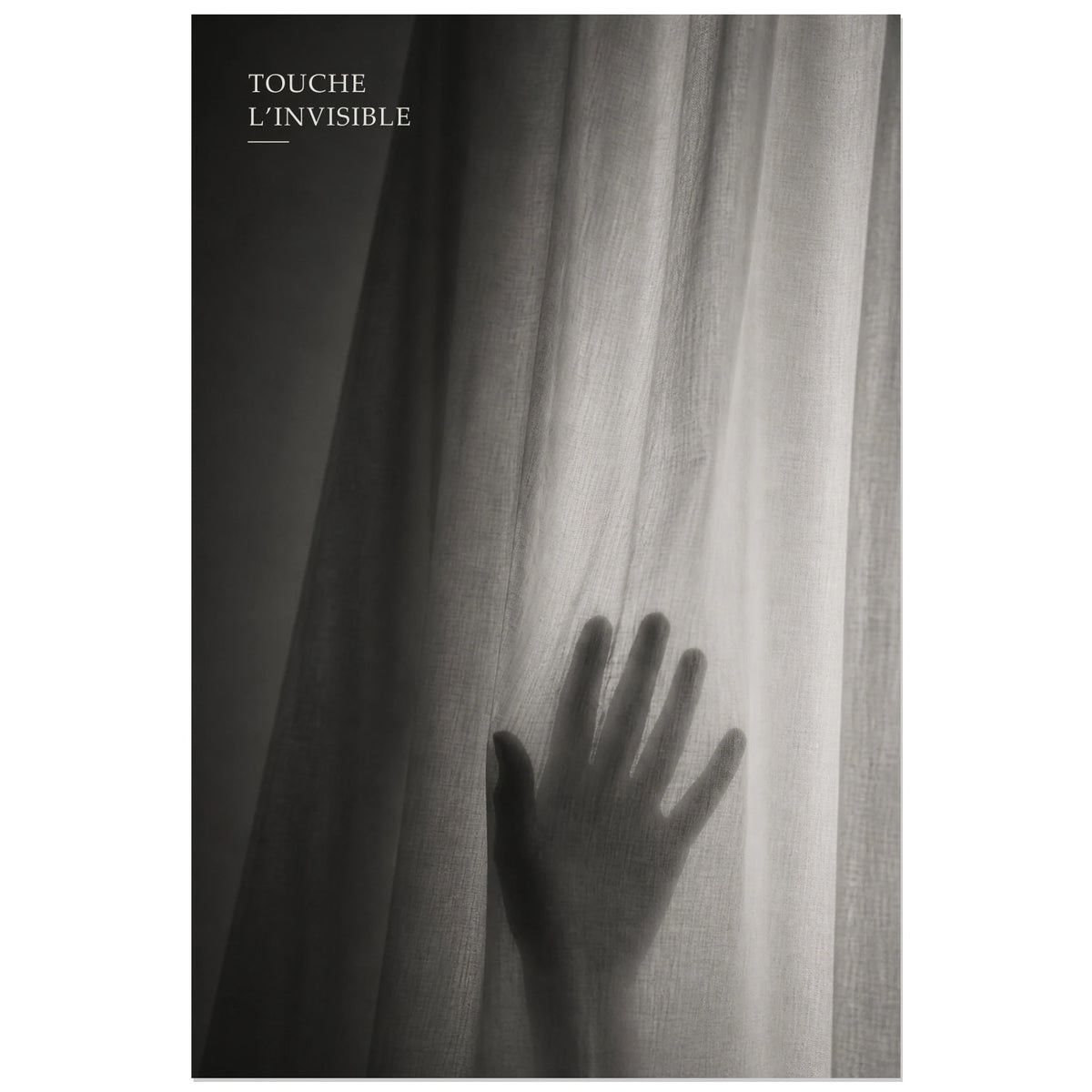 Affiche photo Main derrière le voile - Touche l’invisible, photographie argentique monochrome, tactile et poétique verticale, format 30 × 45 cm
