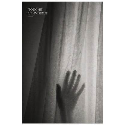 Affiche photo Main derrière le voile - Touche l’invisible, photographie argentique monochrome, tactile et poétique verticale, format 30 × 45 cm