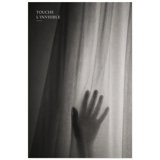 Affiche photo Main derrière le voile - Touche l’invisible, photographie argentique monochrome, tactile et poétique verticale, format 30 × 45 cm