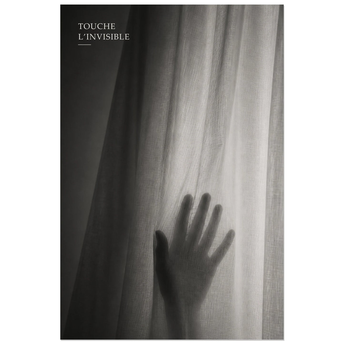 Affiche photo Main derrière le voile - Touche l’invisible, photographie argentique monochrome, tactile et poétique verticale, format 40 × 60 cm