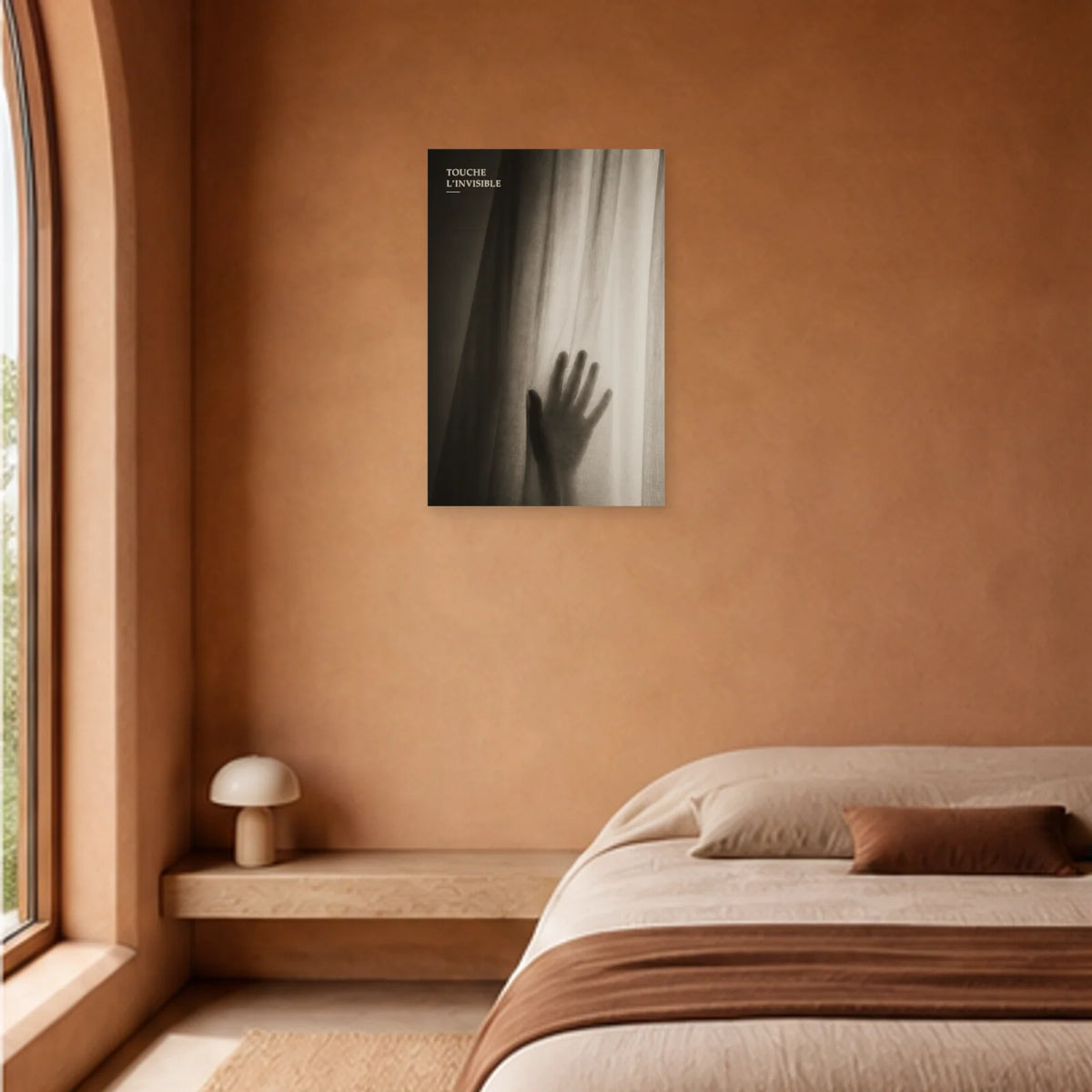 Affiche photo Main derrière le voile - Touche l’invisible dans une chambre - Art Virtuoso