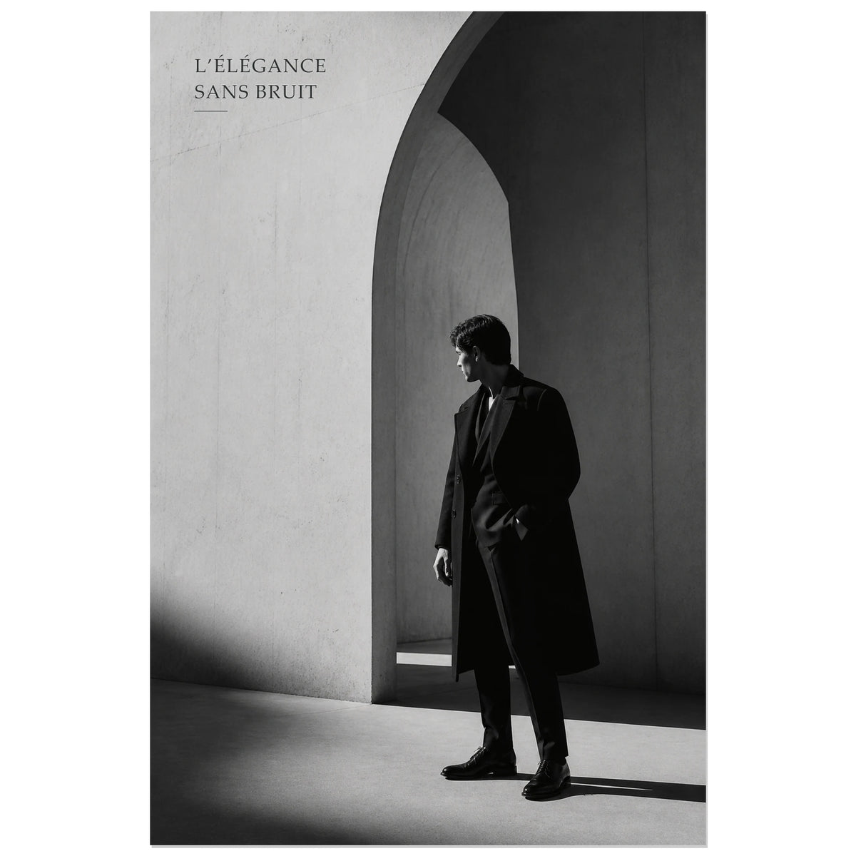 Affiche photo Élégance masculine en noir et blanc - Sans bruit, photographie de mode masculine minimaliste en noir et blanc verticale, format 40 × 60 cm