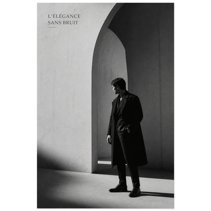 Affiche photo Élégance masculine en noir et blanc - Sans bruit, photographie de mode masculine minimaliste en noir et blanc verticale, format 40 × 60 cm