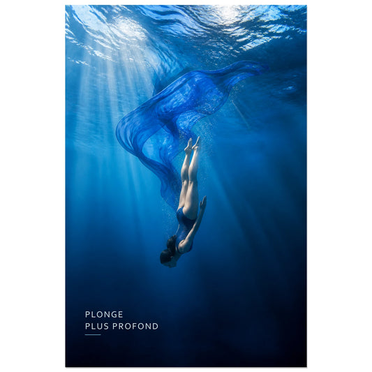 Affiche photo Sous la surface - Plonge plus profond, photographie sous-marine artistique et onirique verticale, format 30 × 45 cm
