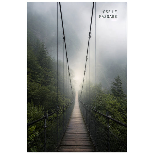 Affiche photo Pont suspendu dans la brume - Ose le passage, photographie forestière atmosphérique à perspective centrale verticale, format 30 × 45 cm