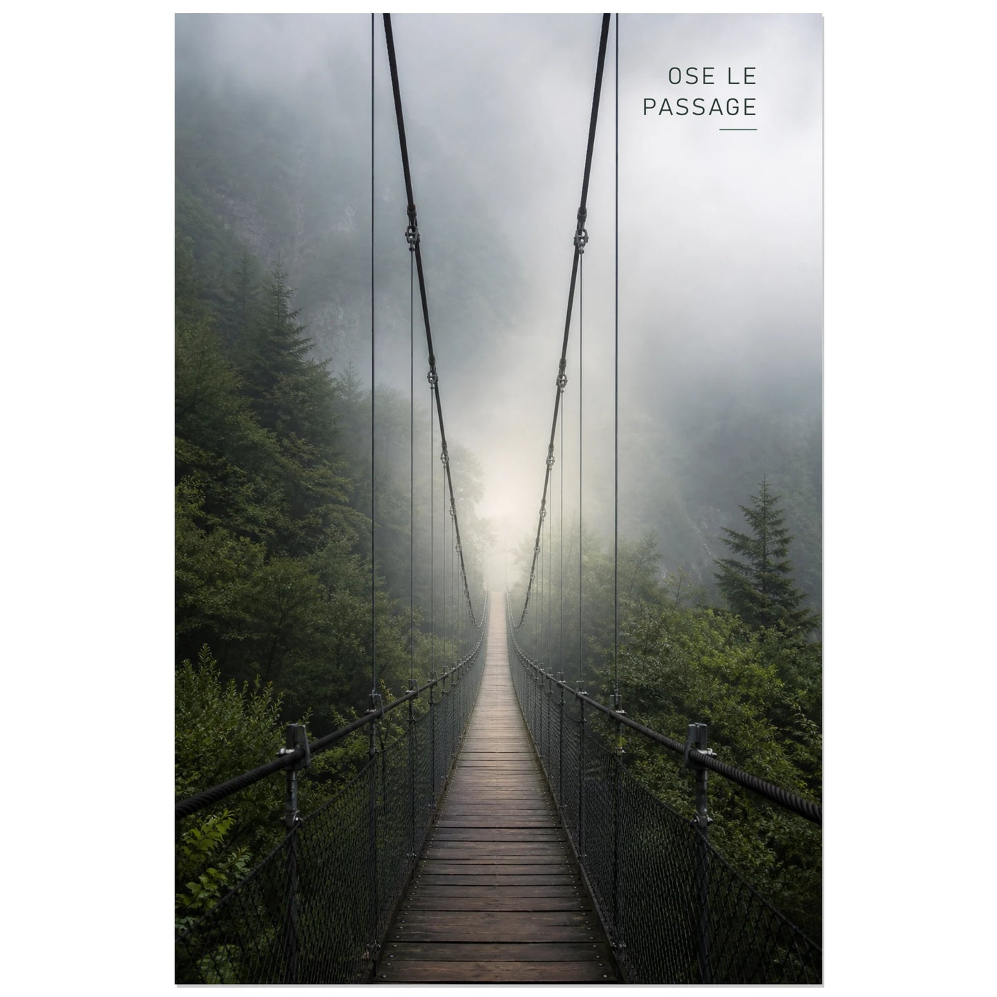 Affiche photo Pont suspendu dans la brume - Ose le passage, photographie forestière atmosphérique à perspective centrale verticale, format 40 × 60 cm