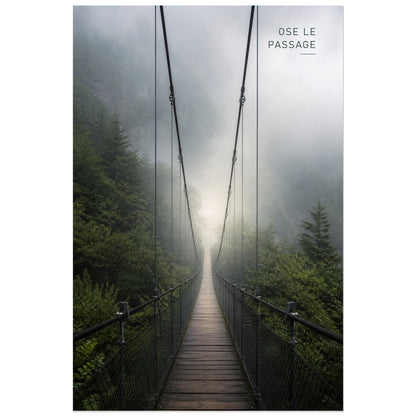 Affiche photo Pont suspendu dans la brume - Ose le passage, photographie forestière atmosphérique à perspective centrale verticale, format 60 × 90 cm