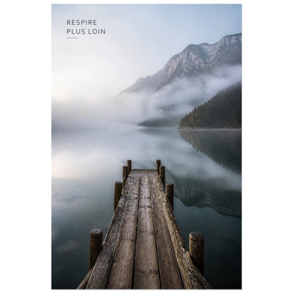 Affiche photo Ponton dans la brume - Respire plus loin, photographie de paysage alpin contemplative et naturelle verticale, format 30 × 45 cm