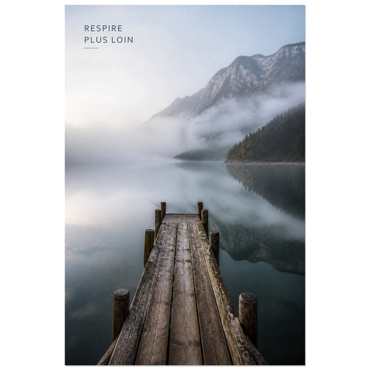 Affiche photo Ponton dans la brume - Respire plus loin, photographie de paysage alpin contemplative et naturelle verticale, format 30 × 45 cm