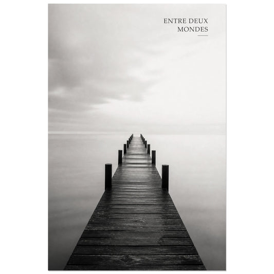 Affiche photo Ponton entre deux mondes - Entre deux mondes, photographie maritime minimaliste en noir et blanc et pose longue verticale, format 30 × 45 cm