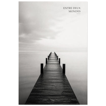 Affiche photo Ponton entre deux mondes - Entre deux mondes, photographie maritime minimaliste en noir et blanc et pose longue verticale, format 40 × 60 cm