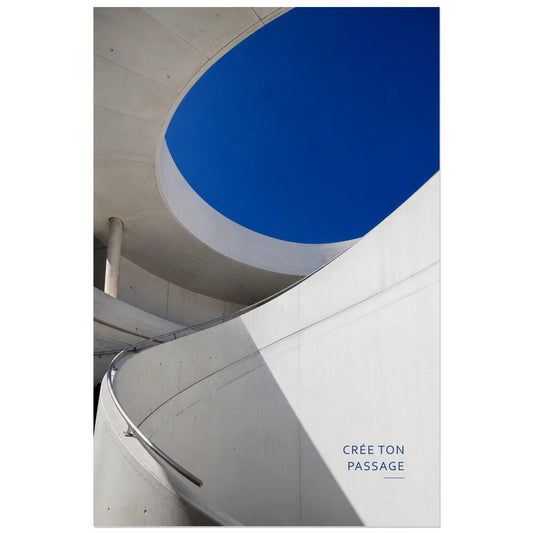 Affiche photo Rampe circulaire - Crée ton passage, photographie d’architecture contemporaine graphique et lumineuse verticale, format 30 × 45 cm