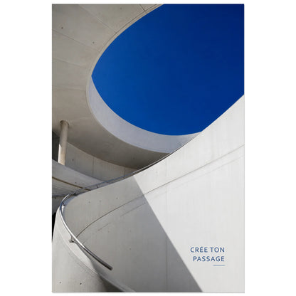 Affiche photo Rampe circulaire - Crée ton passage, photographie d’architecture contemporaine graphique et lumineuse verticale, format 60 × 90 cm