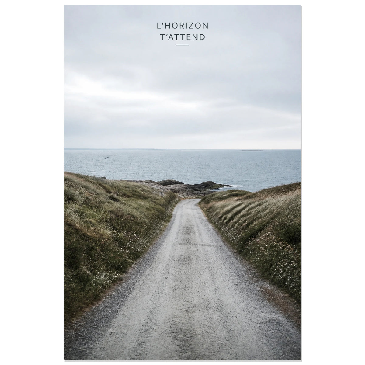 Affiche photo Route vers l’océan - L’horizon t’attend, photographie de paysage éditoriale, naturelle et contemplative verticale, format 40 × 60 cm