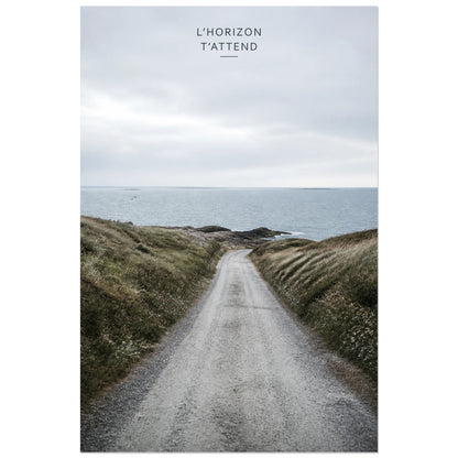 Affiche photo Route vers l’océan - L’horizon t’attend, photographie de paysage éditoriale, naturelle et contemplative verticale, format 60 × 90 cm