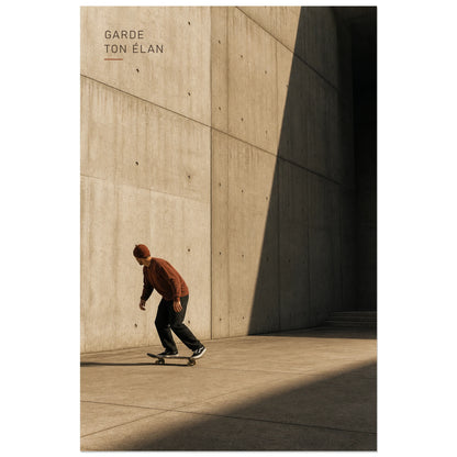 Affiche photo Skateur et béton - Garde ton élan, photographie urbaine éditoriale aux ombres architecturales verticale, format 30 × 45 cm
