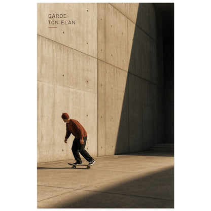 Affiche photo Skateur et béton - Garde ton élan, photographie urbaine éditoriale aux ombres architecturales verticale, format 40 × 60 cm