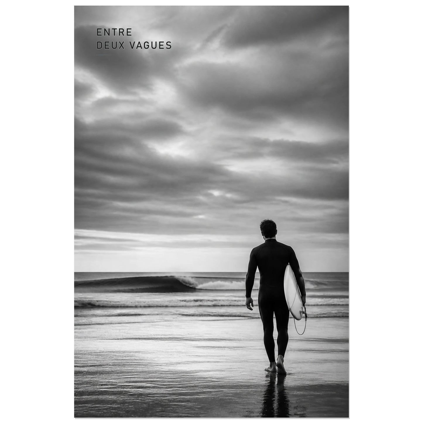 Affiche photo Surf en noir et blanc - Entre deux vagues, photographie de surf monochrome, sobre et cinématographique verticale, format 30 × 45 cm