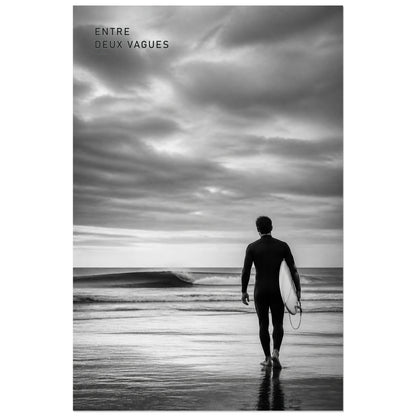 Affiche photo Surf en noir et blanc - Entre deux vagues, photographie de surf monochrome, sobre et cinématographique verticale, format 30 × 45 cm