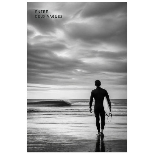 Affiche photo Surf en noir et blanc - Entre deux vagues, photographie de surf monochrome, sobre et cinématographique verticale, format 30 × 45 cm