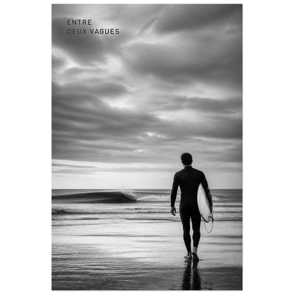 Affiche photo Surf en noir et blanc - Entre deux vagues, photographie de surf monochrome, sobre et cinématographique verticale, format 40 × 60 cm