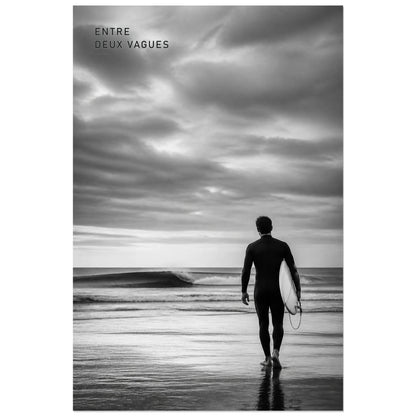 Affiche photo Surf en noir et blanc - Entre deux vagues, photographie de surf monochrome, sobre et cinématographique verticale, format 60 × 90 cm