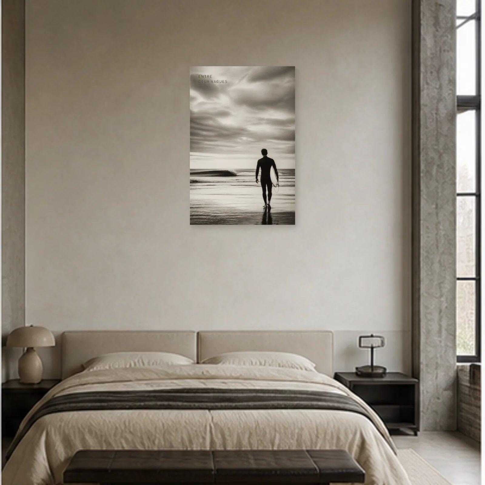Affiche photo Surf en noir et blanc - Entre deux vagues dans une chambre - Art Virtuoso