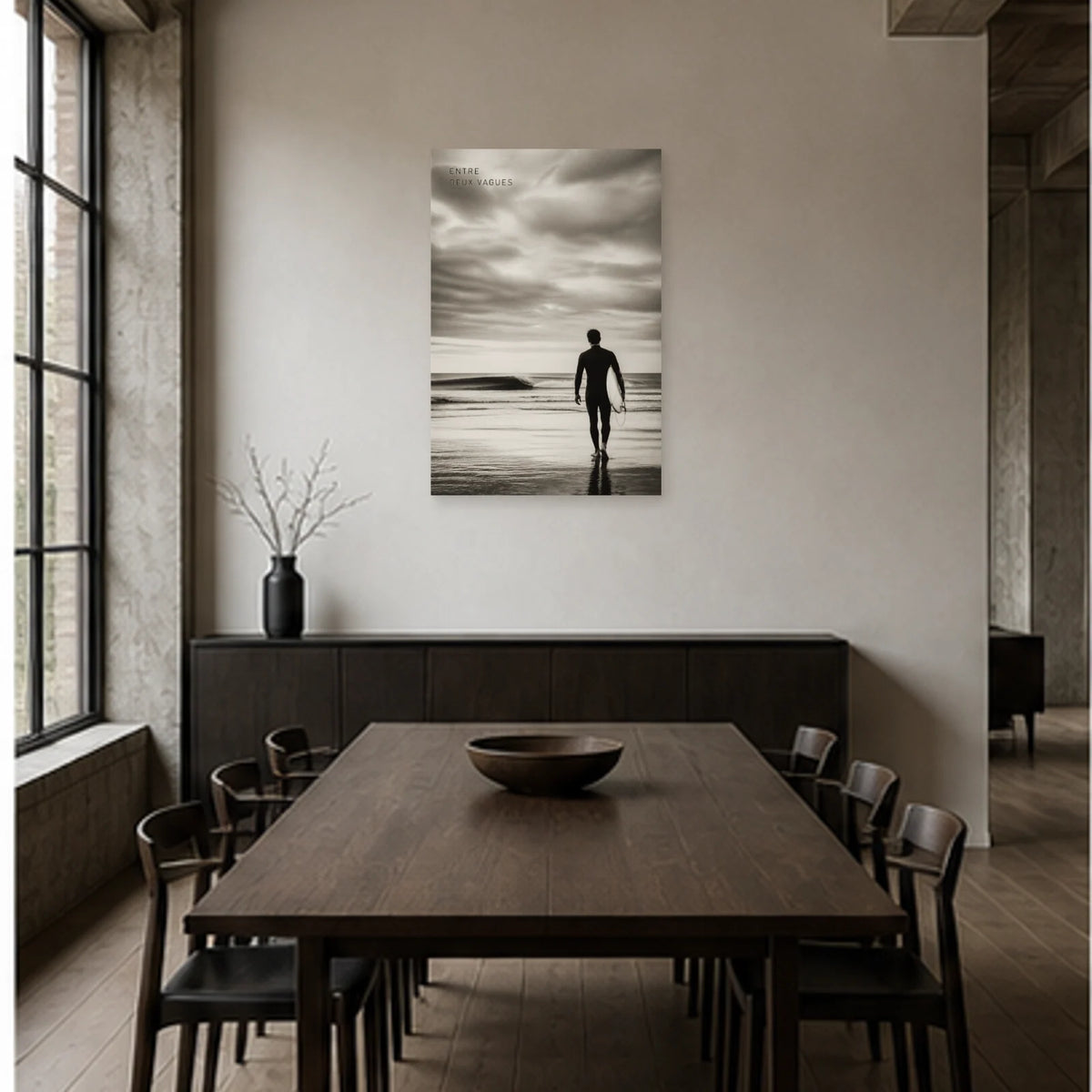 Affiche photo Surf en noir et blanc - Entre deux vagues dans une salle à manger - Art Virtuoso