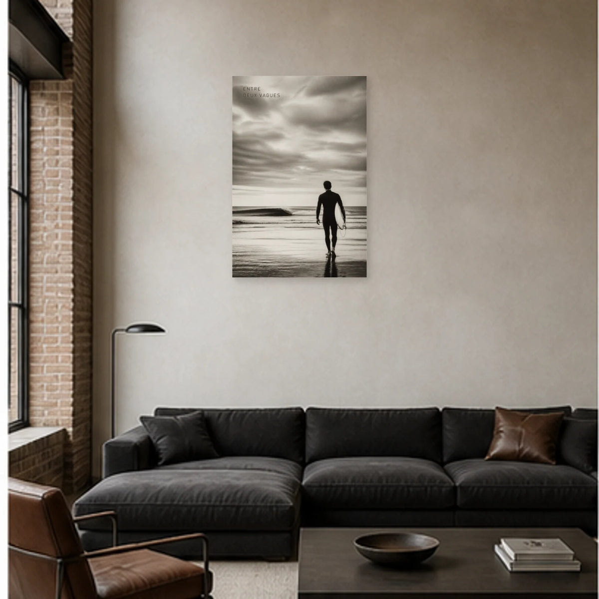 Affiche photo Surf en noir et blanc - Entre deux vagues dans un salon - Art Virtuoso